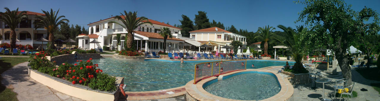 Der Hauptpool im Hintergrund der Speisetempel Hotel Chrousso Village