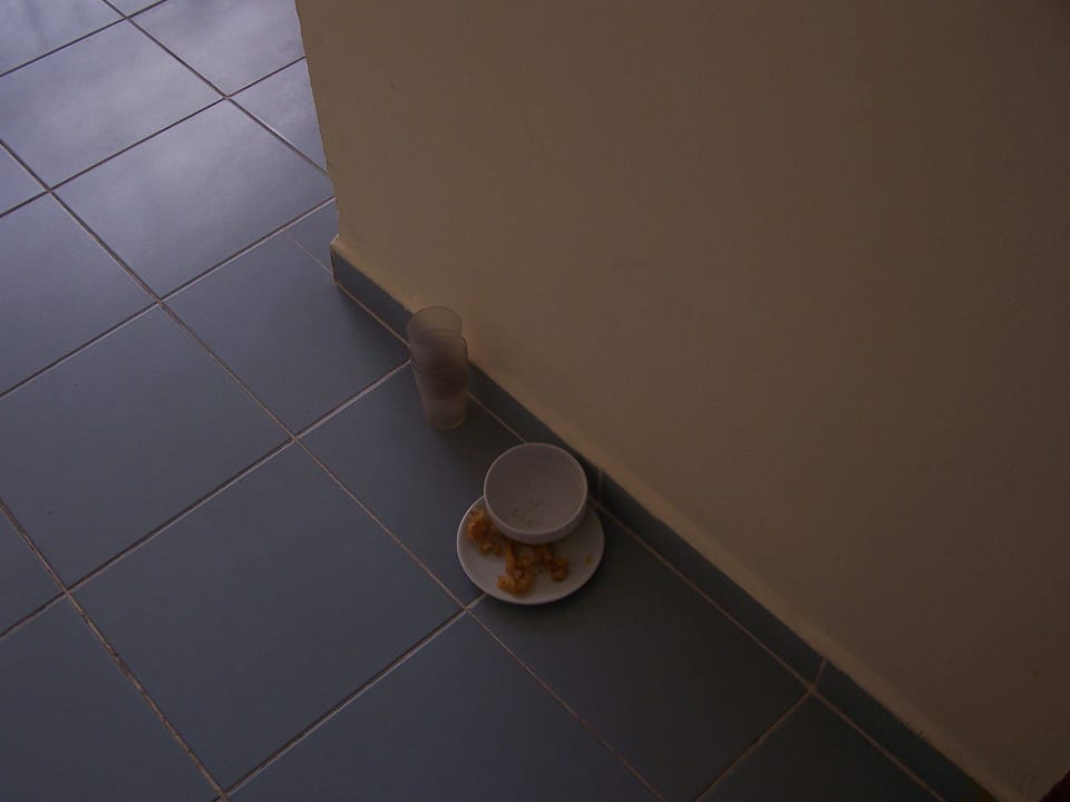 Essensreste auf dem Flur Hotel Diamore