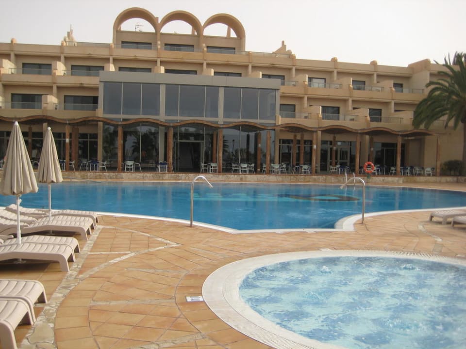 Hotel vom Pool aus gesehen. SBH Hotel Taro Beach