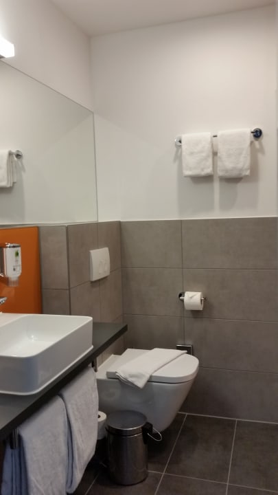 Badezimmer - Zimmer 128 Campanile Leipzig Halle Airport
