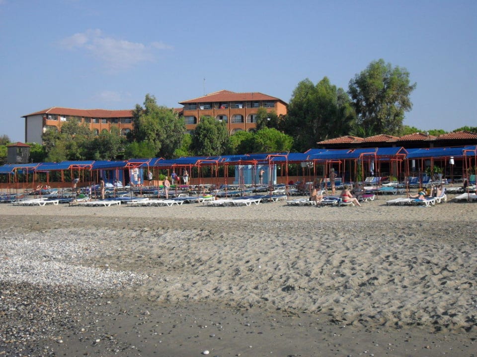 Blick vom Strand zum Hotel  Club Turtas Beach Hotel