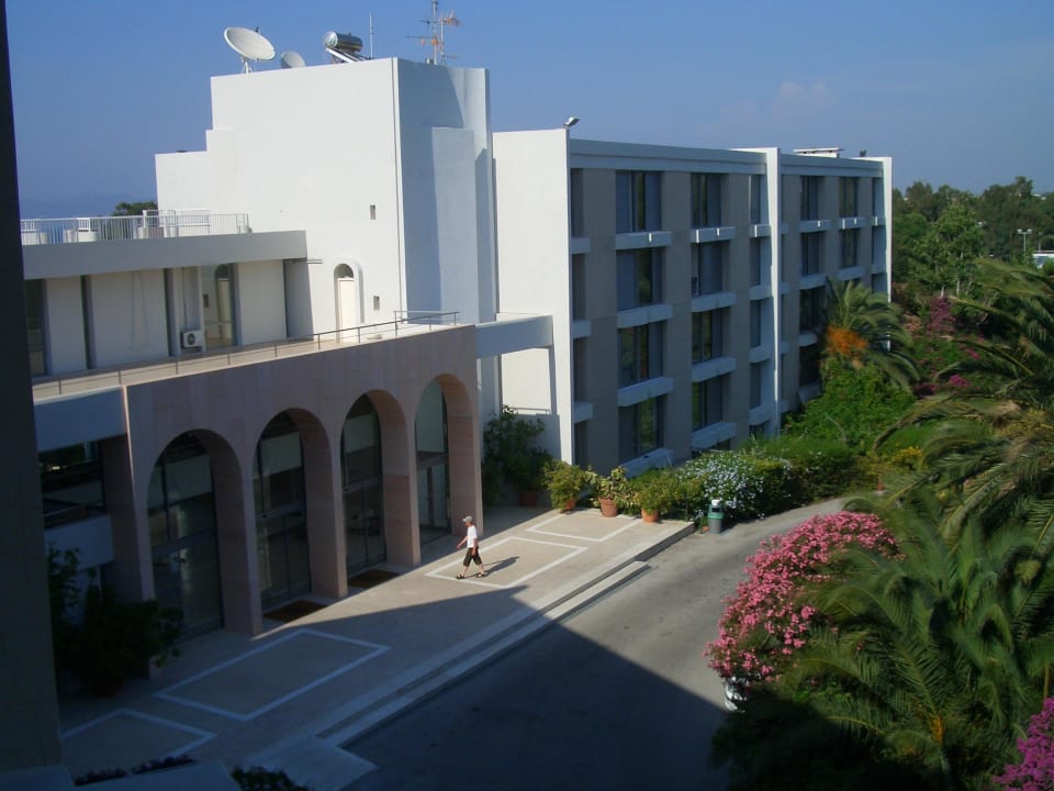 Blick auf Eingangsbereich Caravia Beach Hotel