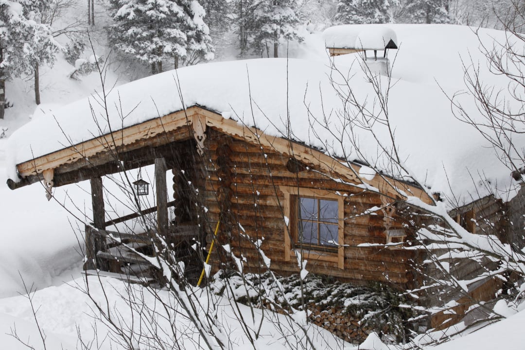 Das Blockhaus eingeschneit Das Almnest