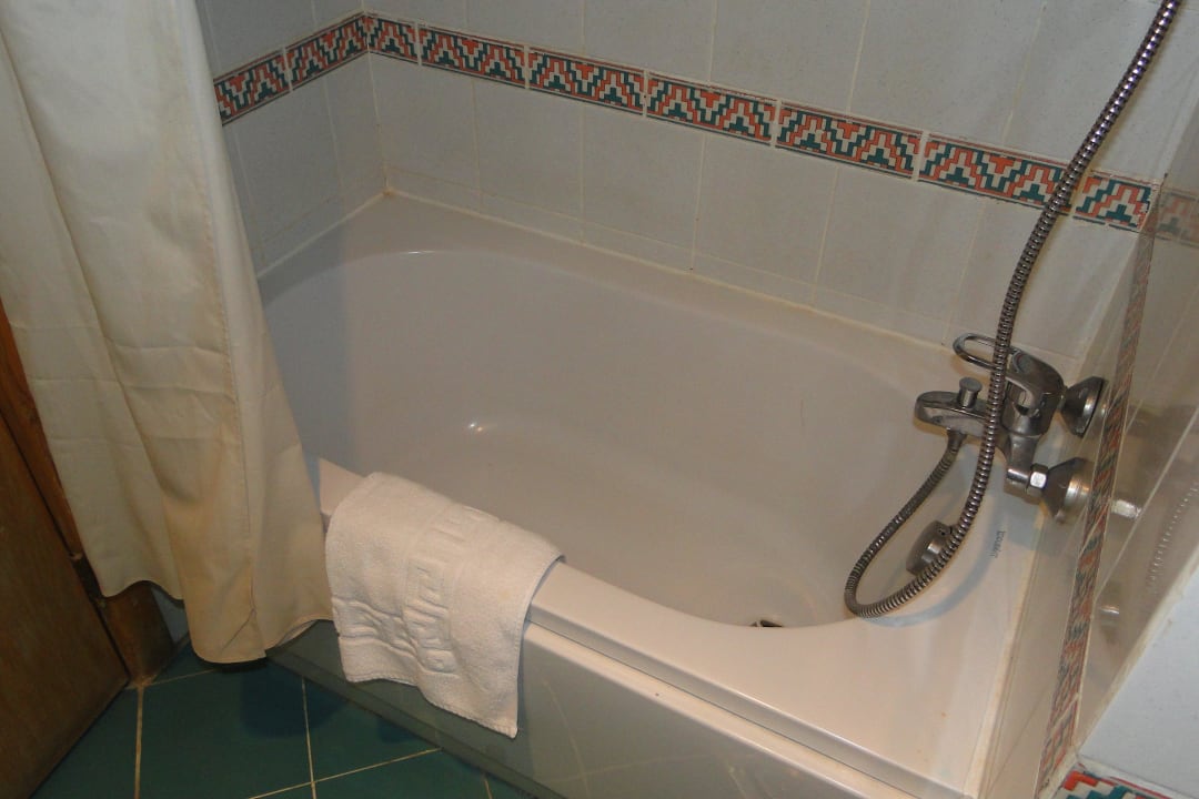 Unser erstes Zimmer: Die Badewanne und Dusche SUNRISE Holidays Resort (Adults Only)