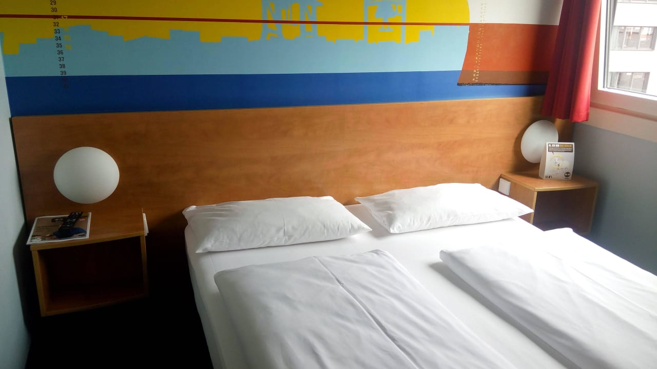 Doppelzimmer mit guten Betten, allerdings sehr har B&B Hotel Hamburg-Altona