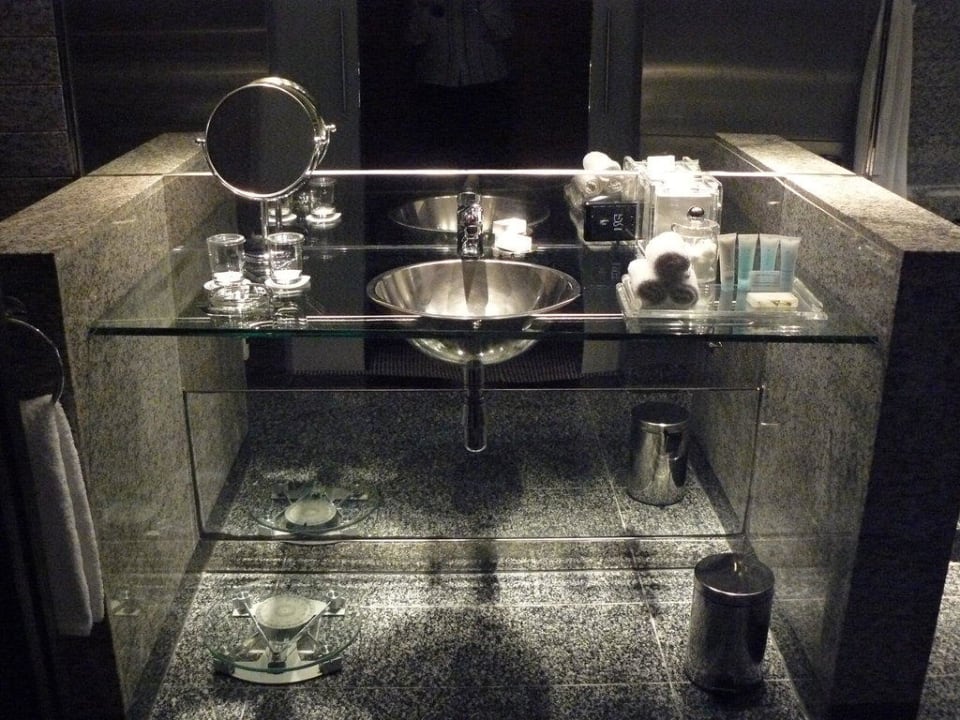 Ein Teil des sehr geräumigen und lux.Bades Golden Sands Hotel Creek