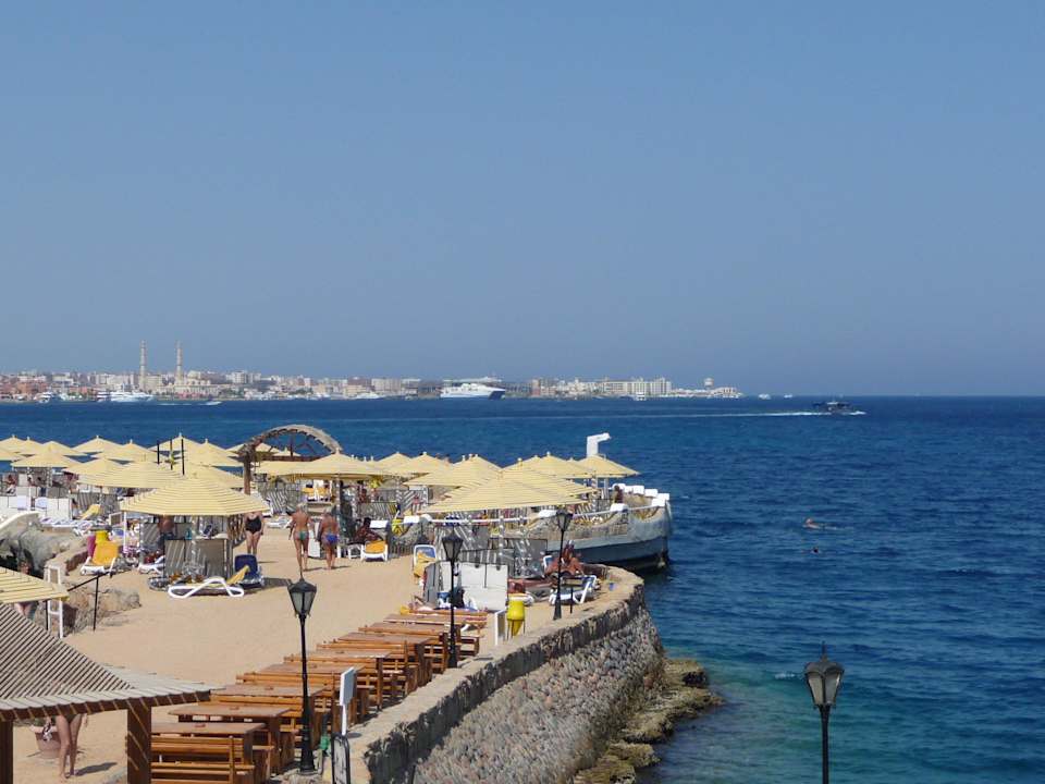 Часть пляжа SUNRISE Holidays Resort (Adults Only)