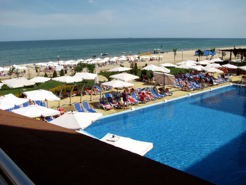 Blick von der Barterrasse zum Strand Sol Luna Bay