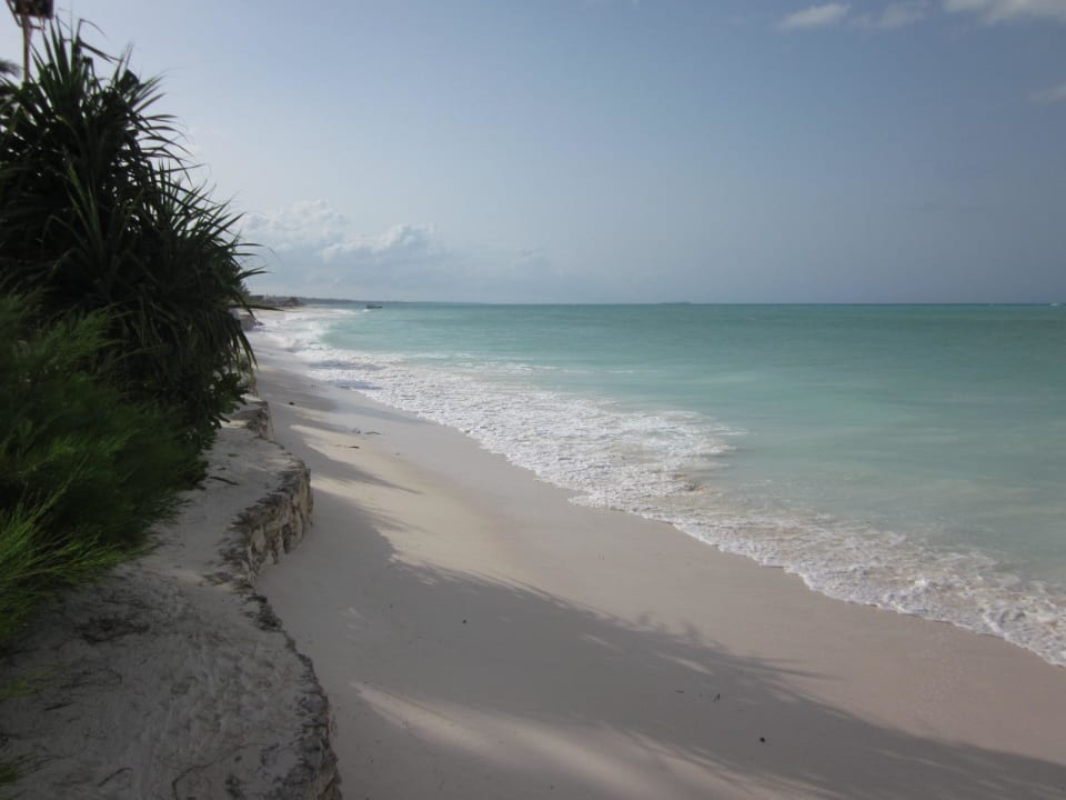 Einsetzende Ebbe links Neptune Pwani Beach Resort & Spa