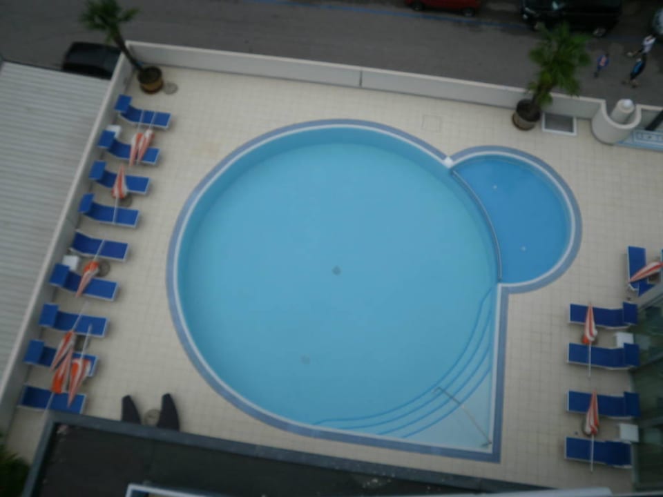 Pool vom Balkon aus Hotel Parigi