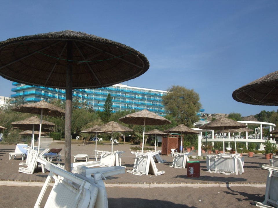 Blick vom Strand zurück aufs Hotel Hotel Calypso Beach