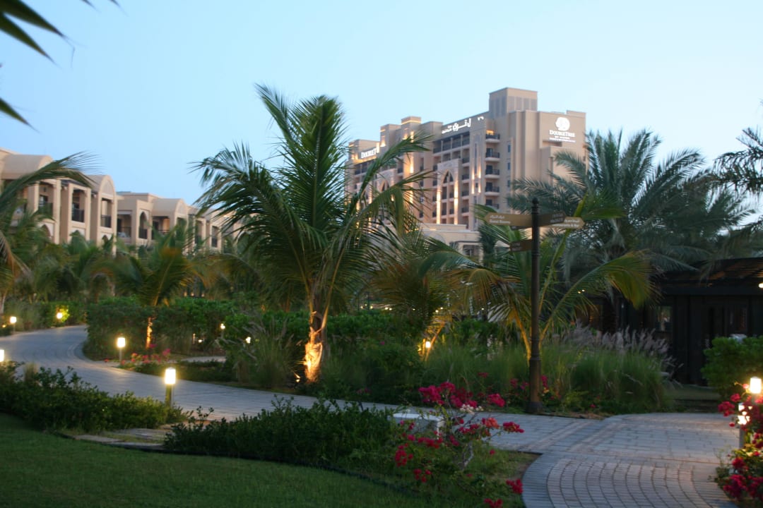 Garten vor den Villen DoubleTree by Hilton Resort & Spa Marjan Island