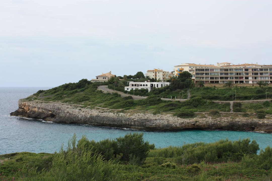 Hotelanlage aus der Ferne betrachtet blau punta reina