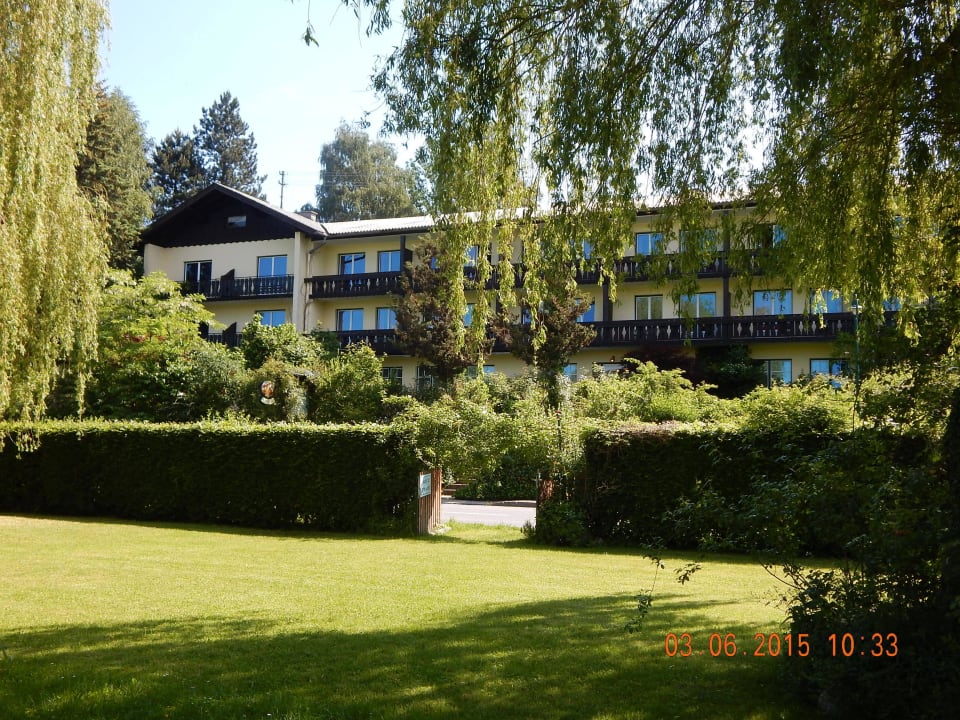 Vom Badeplatz aus Strandhotel Weyregg
