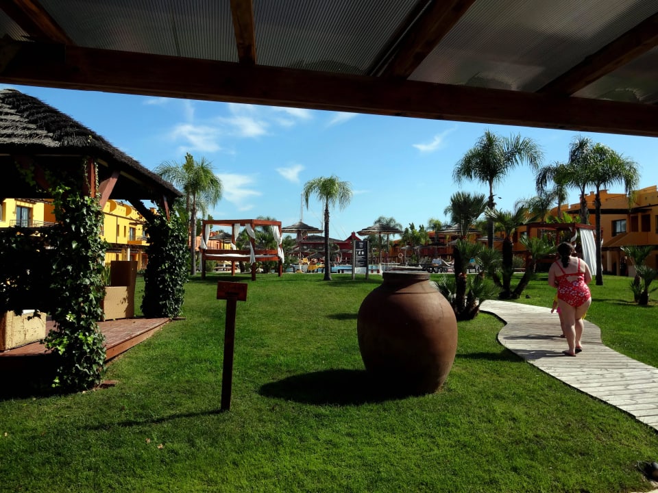 Weg zum Poolbereich NH Marina Portimão Resort