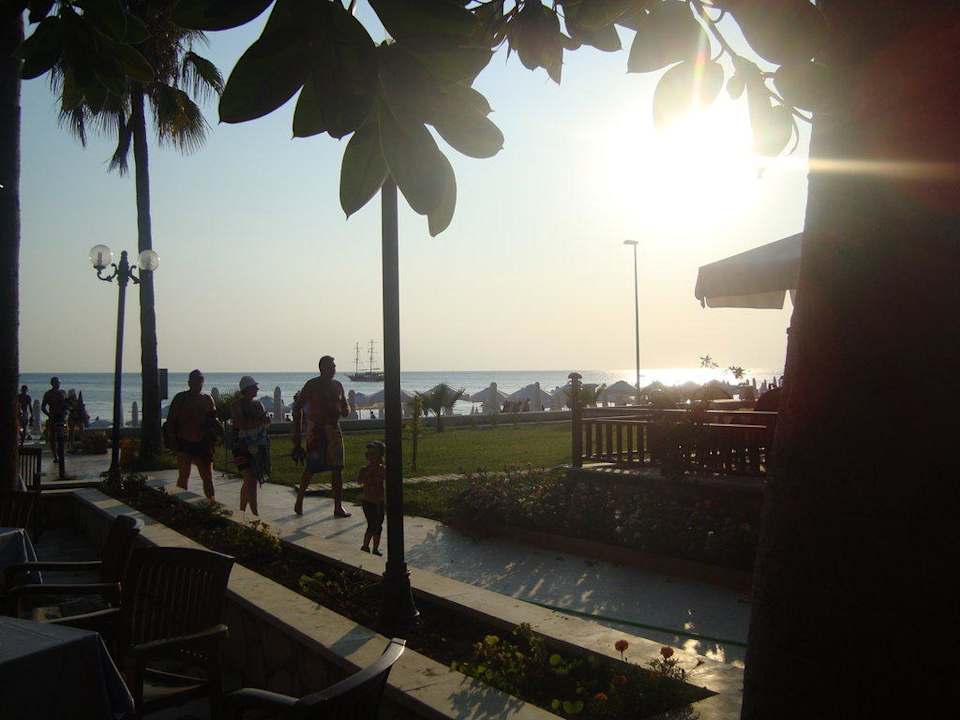 Gartenanlage und der Weg zum Strand Hotel Sirma