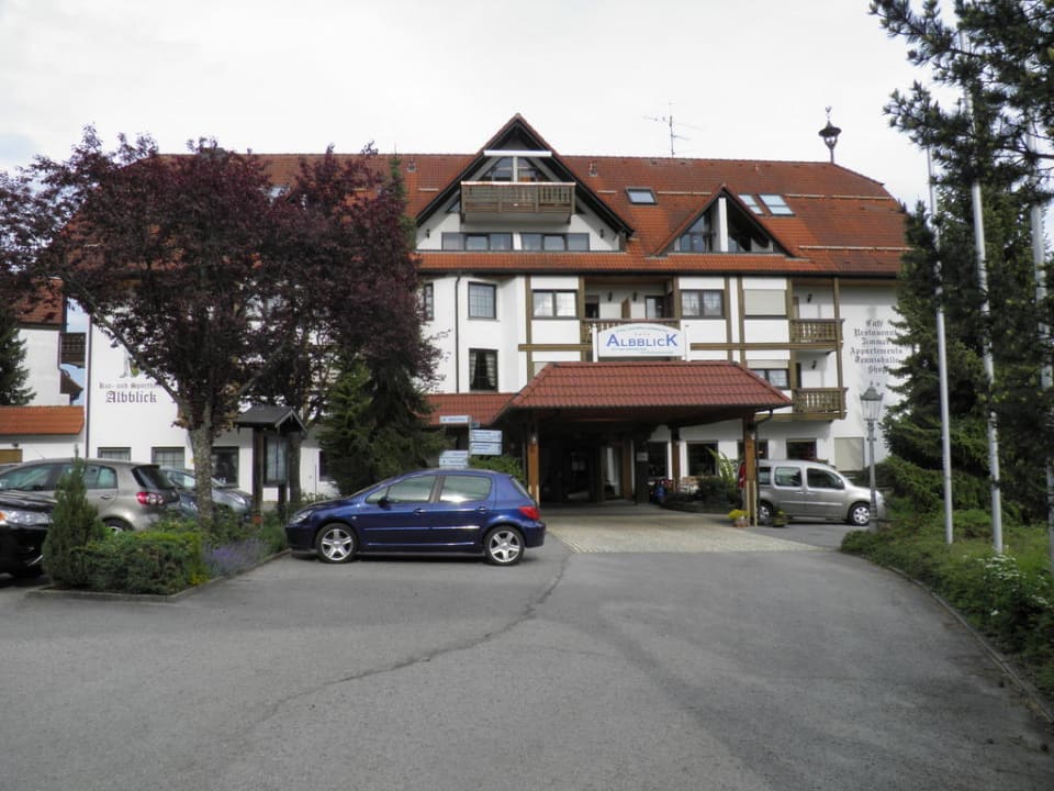 Ansicht auf den Eingang vom Parkplatz aus Vital- und Wellnesshotel Albblick
