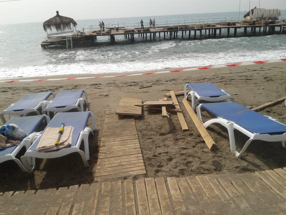 Trümmer durch kaputten Steg Ulusoy Kemer Holiday Club