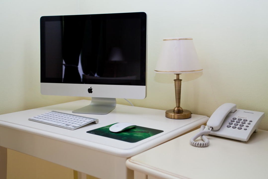IMac in Deluxe room Tyn Yard Residence