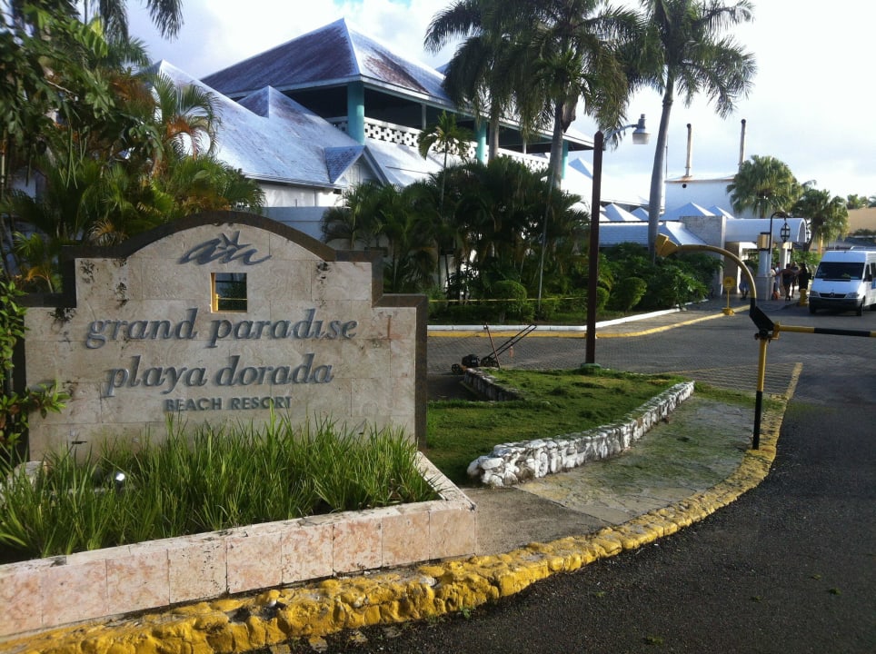 Eingang und Parkplatz Grand Paradise Playa Dorada