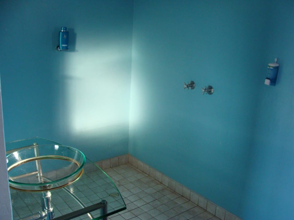 Badezimmer - links Waschbecken, rechts Dusche Etosha Safari Lodge
