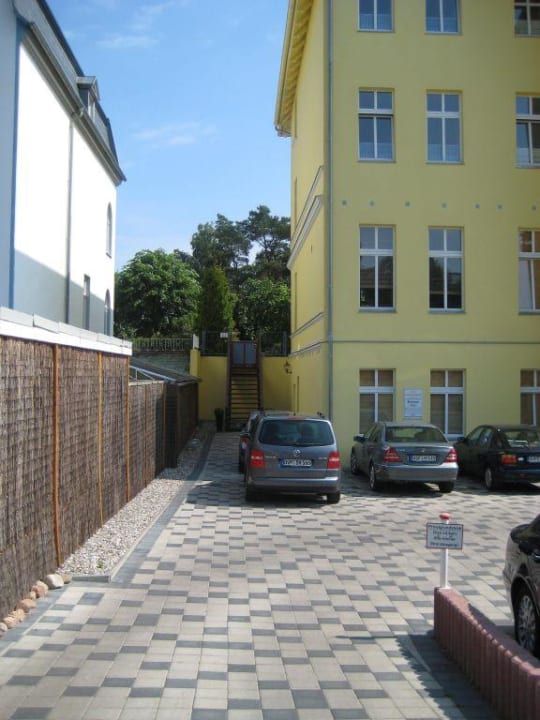Hauseigener Parkplatz und Durchgang zum Strand Hotel Villa Seeschlößchen