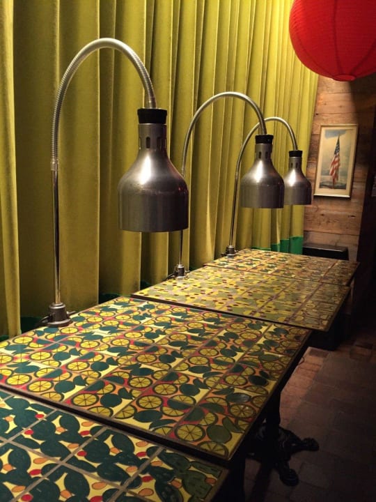 Lounge mit Stehtischen und tollen Lampen! The Pod Hotel 39 New York