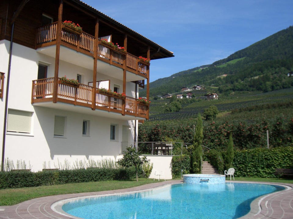 Außenansicht mit Pool Hotel Garni - Appartements Feldhof