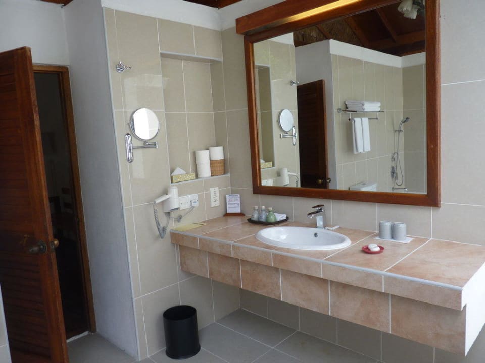 Teil des Badezimmers NH Collection Maldives Reethi Resort