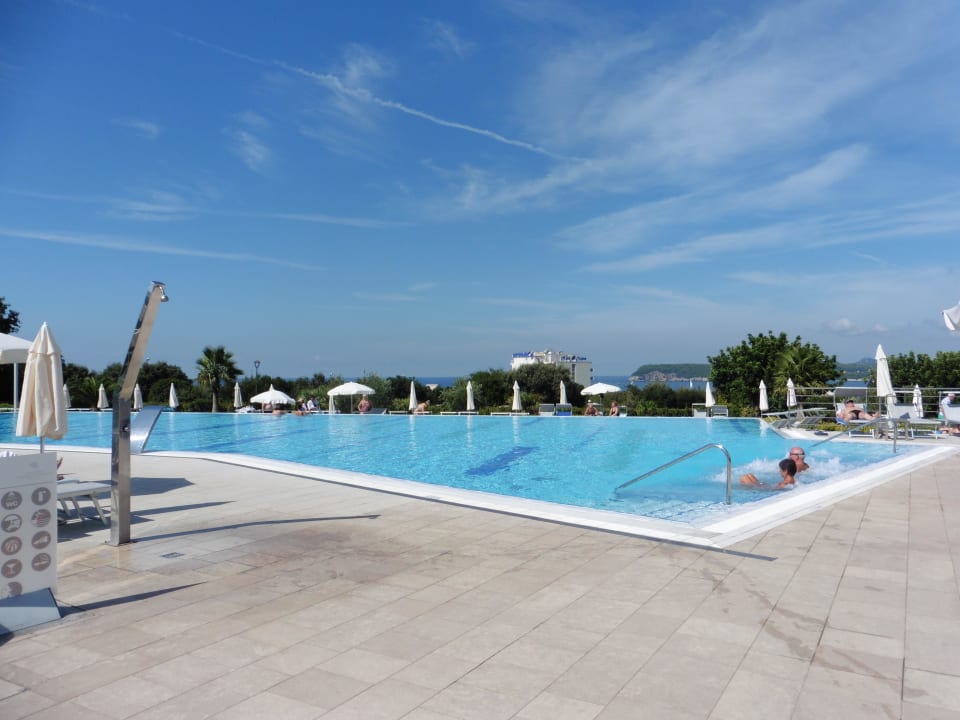 Großzügiger Outdoorpool Valamar Lacroma Hotel
