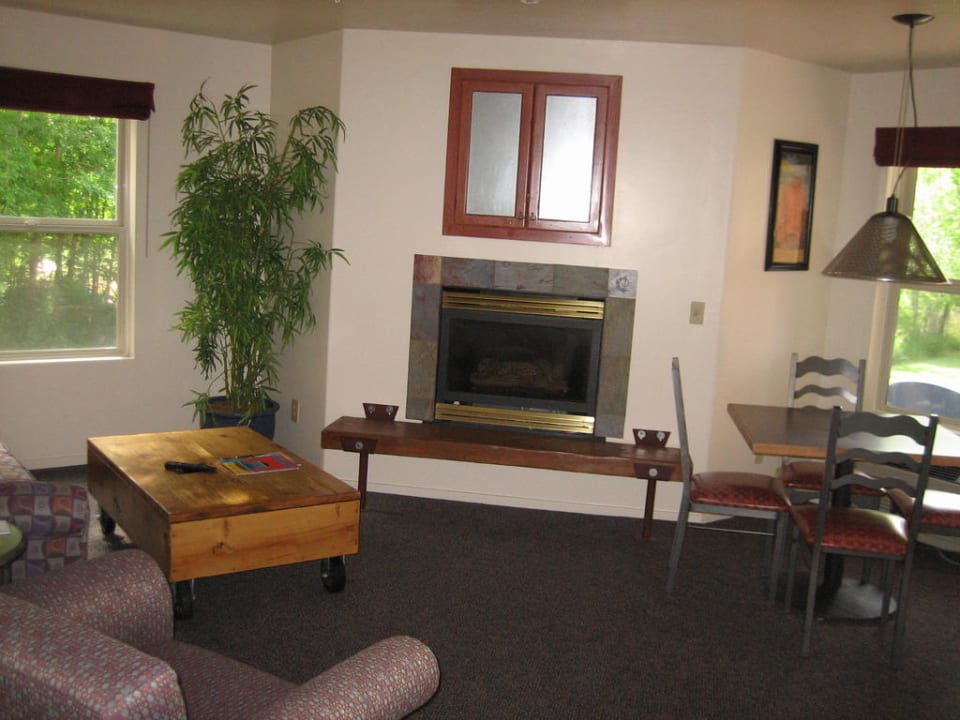 Wohnraum mit Küchenzeile und Sofabett Hotel The Gonzo Inn