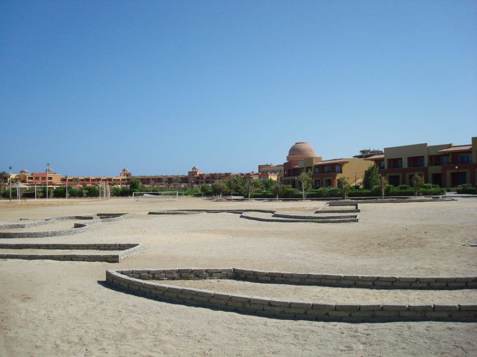 Blick vom Strand über den Sportplatz Richt. Hotel Malikia Resort Abu Dabbab