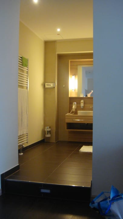 Blick vom Bett ins Bad Star G Hotel Premium Dresden im Haus Altmarkt