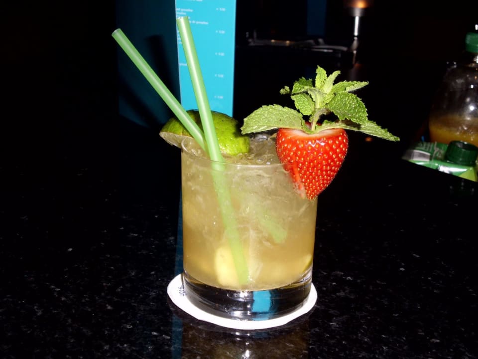 Cocktail von der Bar vom Geschmack einfach top! PortoBay Falésia