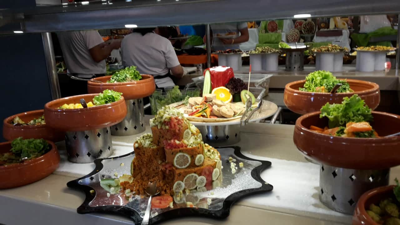 Ein kleiner Teil vom riesigen Buffet  Saturn Palace Resort Hotel