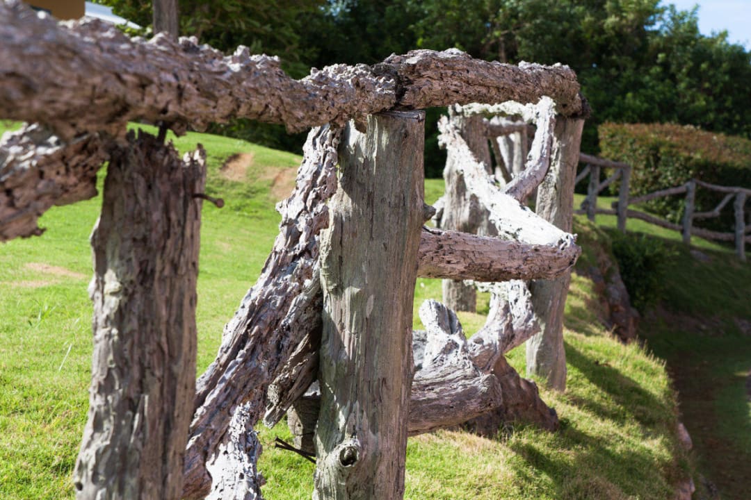 Декоративный заборчик Hotel Grotto Bay Beach Resort