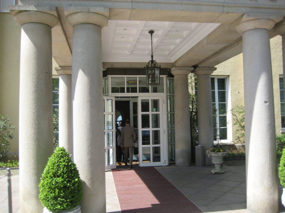 Blick auf den Haupteingang des Hotels Steigenberger Icon Grandhotel Petersberg