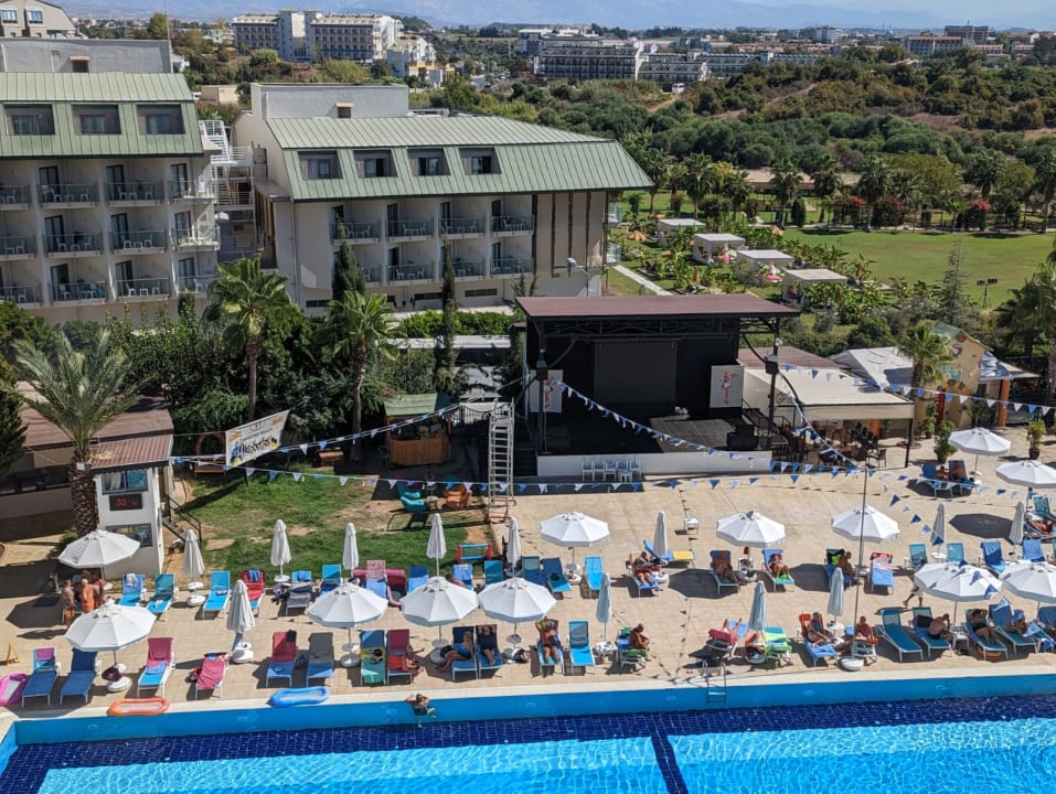 Pool Side Aluna Hotel