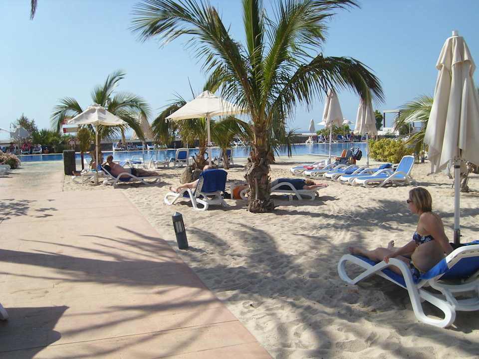 Sandstrand beim Salzwasserpool Hotel Costa Calero