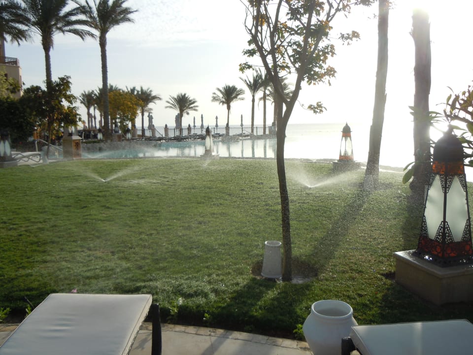 Natürlich braucht der Rasen seine Pflege Makadi Spa - Adults only