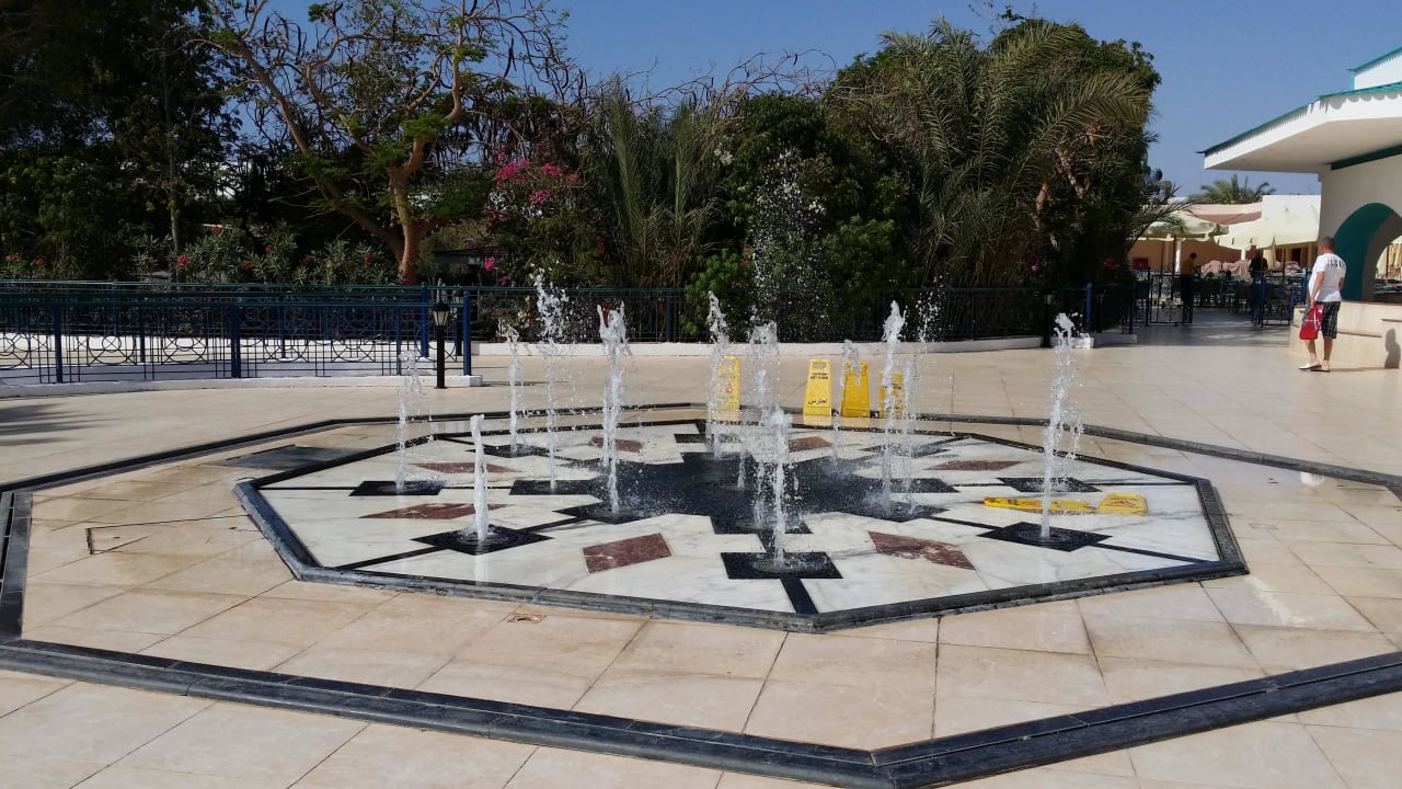 Springbrunnen hinter der Lobby Sultan Gardens Resort