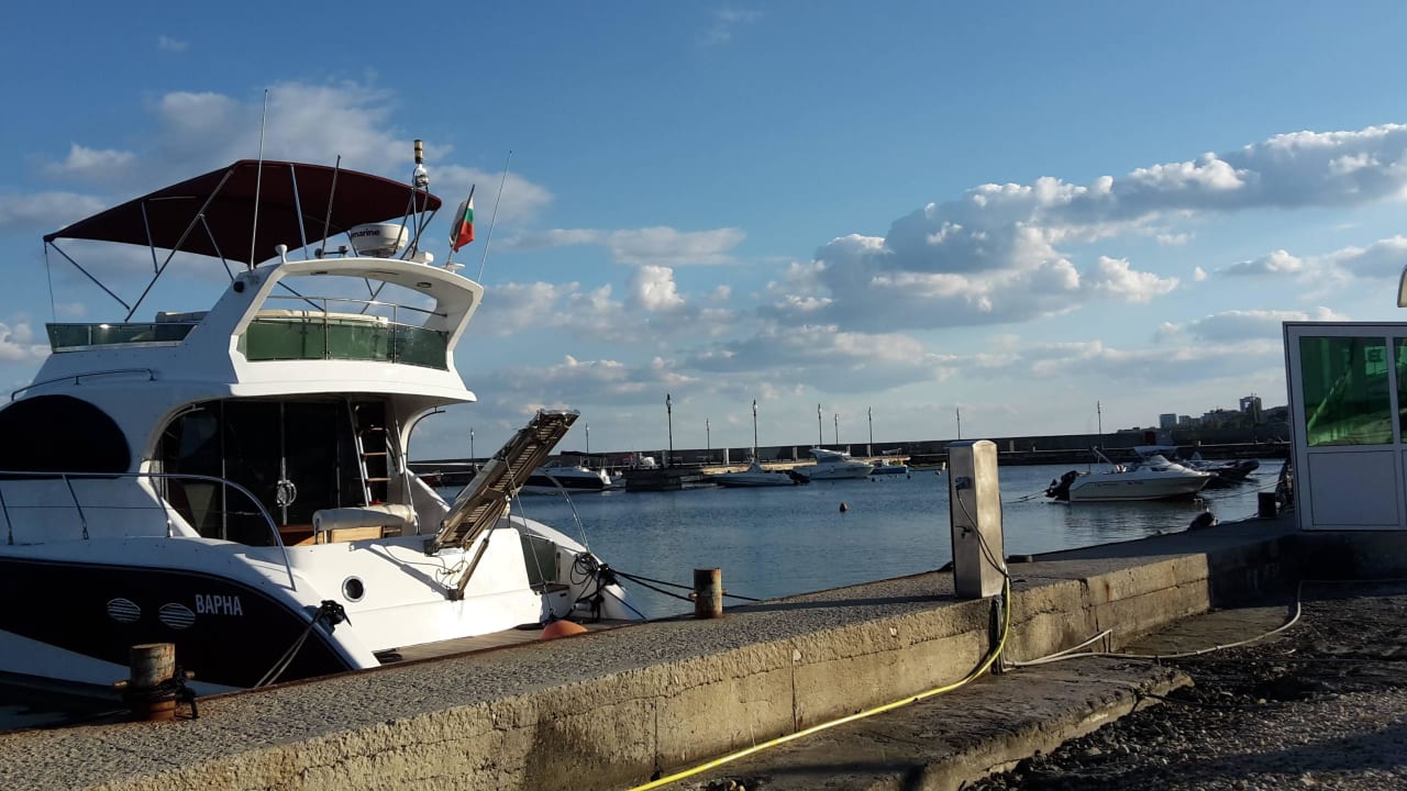 Kleiner Sportboothafen neben dem Hotel Hotel Glarus