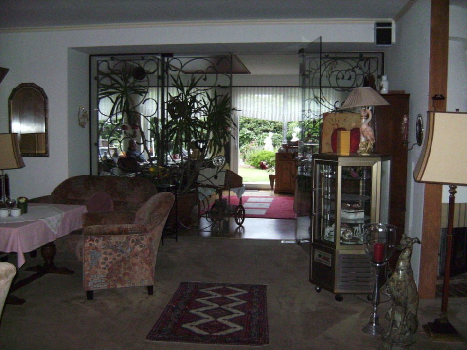 Kaminzimmer/Lobby mit Blick in Frühstücksraum Hotel Neptun