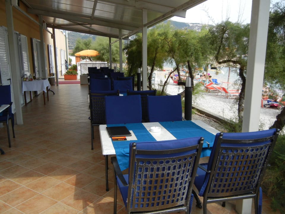 Terrasse mit angrenzendem Strand Hotel Tamaris
