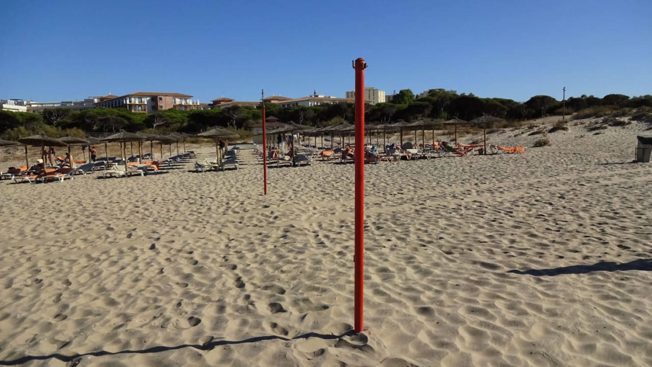 Hotel-Liegen und Ständer für Beachvolleyball Netz TUI BLUE Isla Cristina Palace