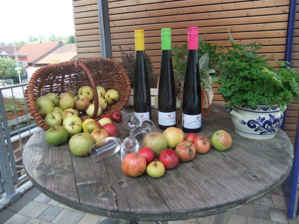 Liebevoll gestaltete Dekoration krenzers rhön mit Rhönschaf-Hotel