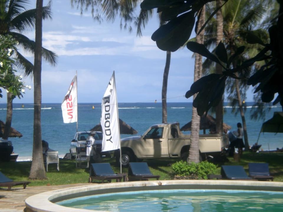 Autoshow am Pool Hotel Diani Sea Lodge