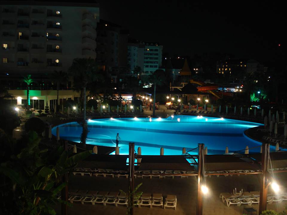 Pool Nachtansicht Saphir Resort & Spa