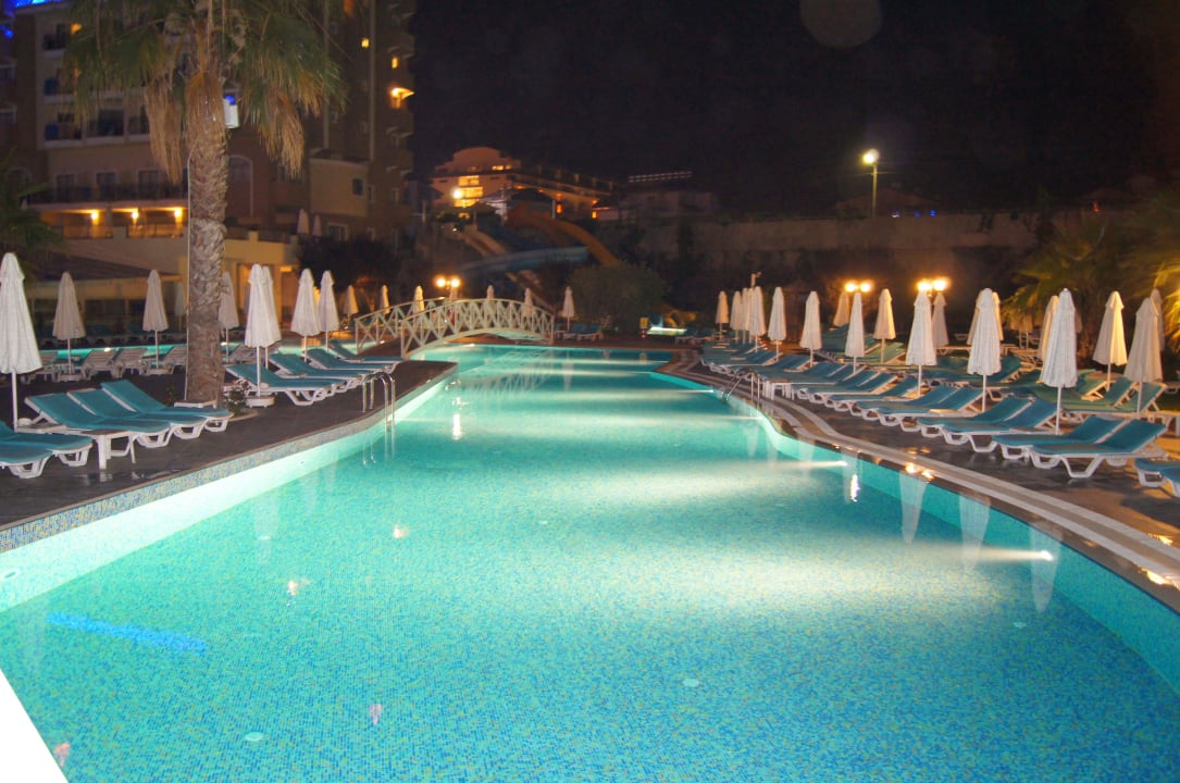 Großer Pool Side Mare Resort & Spa