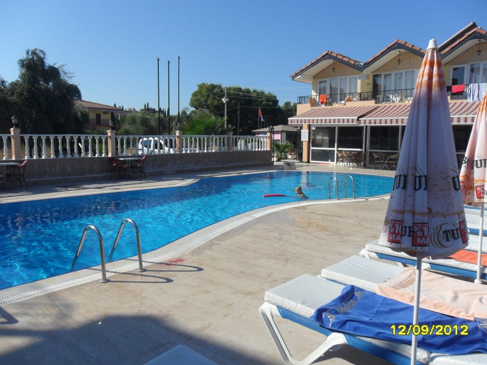 Zugang zum Sayanora Park, links neben dem Haus Sayanora Hotel